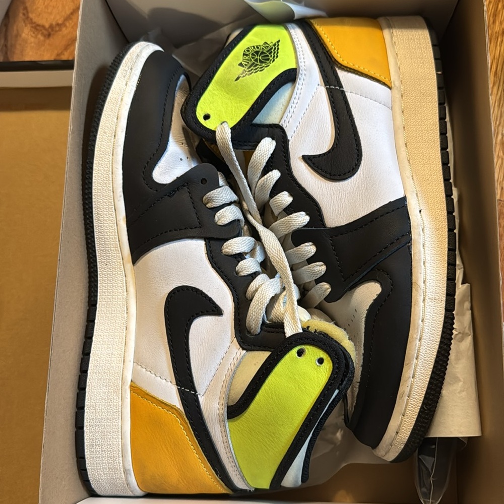 AIR JORDAN 1 RETRO HIGH OG GS
"Volt Gold"